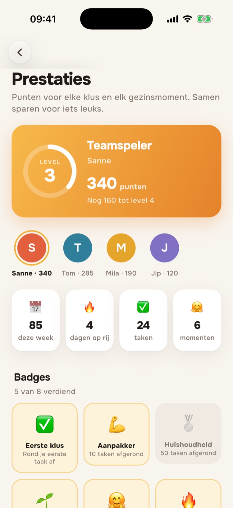 Het prestatiescherm met level, punten per gezinslid en badges